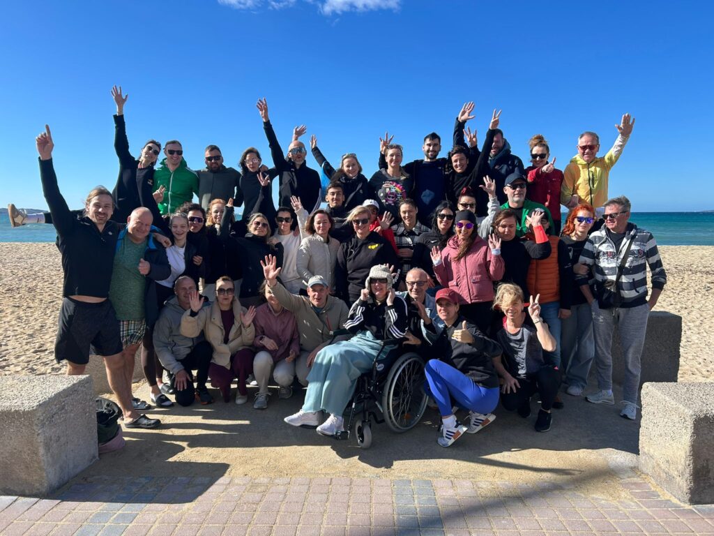 Skupinový kruhový tréning na Fit pobyte Mallorca 2026 Silovo-kondičný tréning účastníkov Fitrock na Mallorke Tréning vonku v prírode počas Fit pobytu Mallorca Skupina cvičiaca funkčný tréning pod vedením trénerov Fitrock