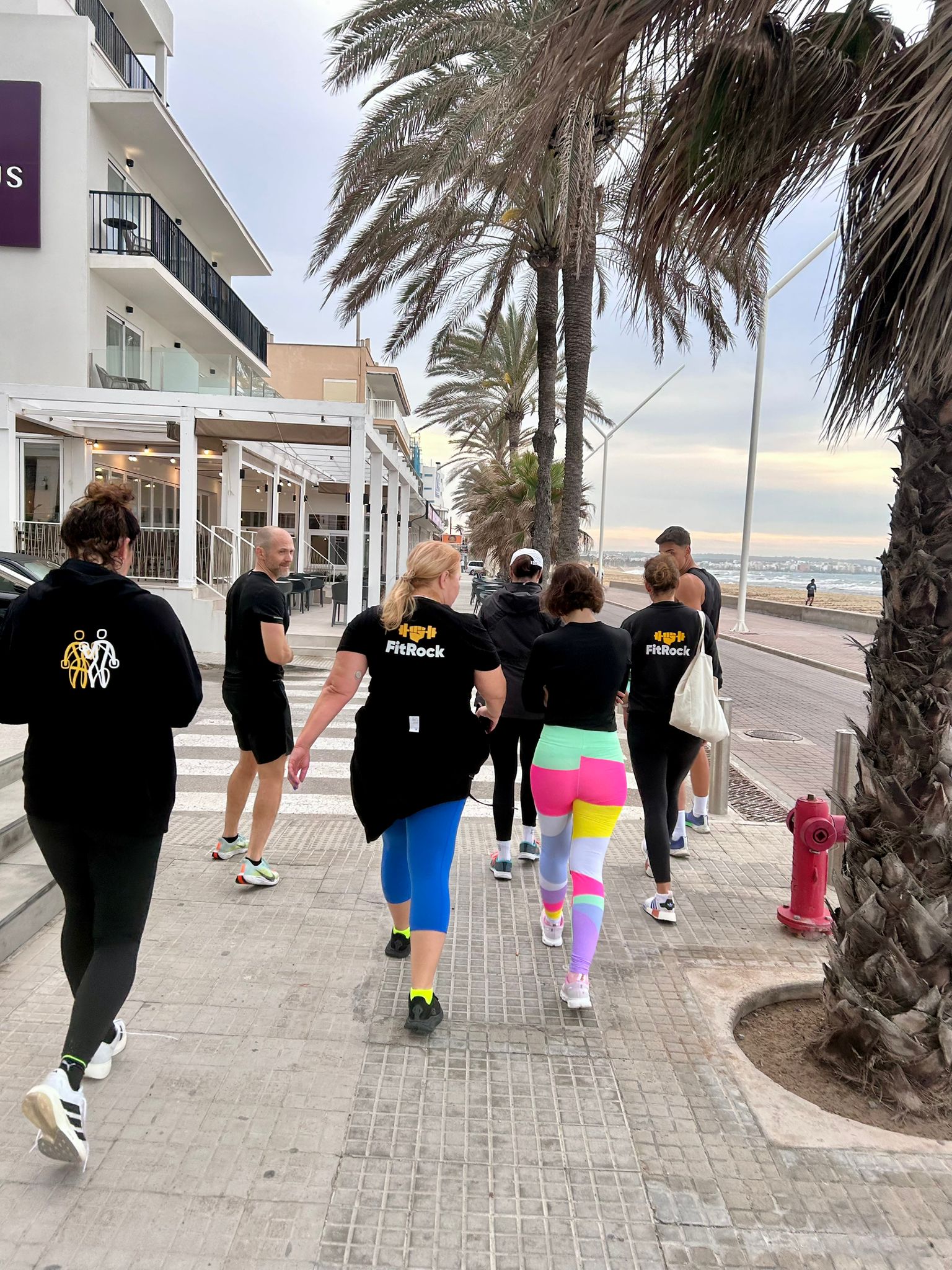 Skupinový kruhový tréning na Fit pobyte Mallorca 2026 Silovo-kondičný tréning účastníkov Fitrock na Mallorke Tréning vonku v prírode počas Fit pobytu Mallorca Skupina cvičiaca funkčný tréning pod vedením trénerov Fitrock