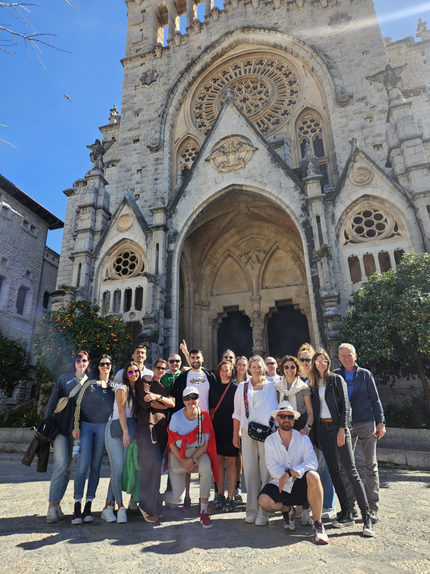 Skupinový kruhový tréning na Fit pobyte Mallorca 2026 Silovo-kondičný tréning účastníkov Fitrock na Mallorke Tréning vonku v prírode počas Fit pobytu Mallorca Skupina cvičiaca funkčný tréning pod vedením trénerov Fitrock